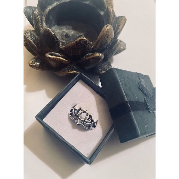 BEAUTIFUL SILVER LOTUS FLOWER RING - Picture 2 of 2